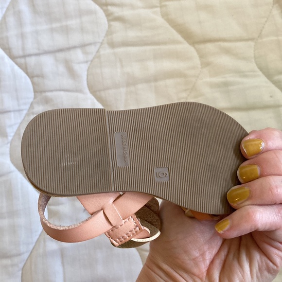 Gap * toddler size 6 neutral and pink sandle - Picture 6 of 6